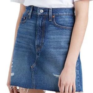 Levi's Deconstructed Jean skirt Size 25 cute and comfortable NWT